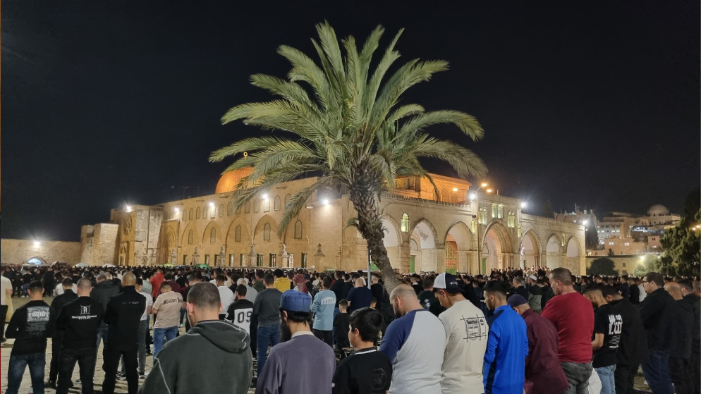 70 ألفا يؤدون صلاتي العشاء والتراويح في المسجد الأقصى. (وفا)