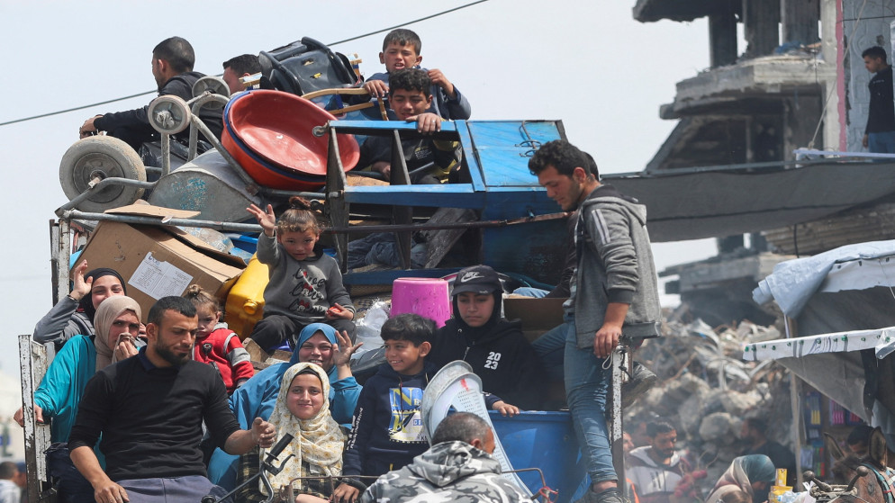 فلسطينيون يحملون أمتعتهم أثناء فرارهم من منازلهم، بعد أن أصدر جيش الاحتلال الإسرائيلي أوامر الإخلاء، في جباليا، شمال قطاع غزة، 25 آذار 2025. (رويترز)