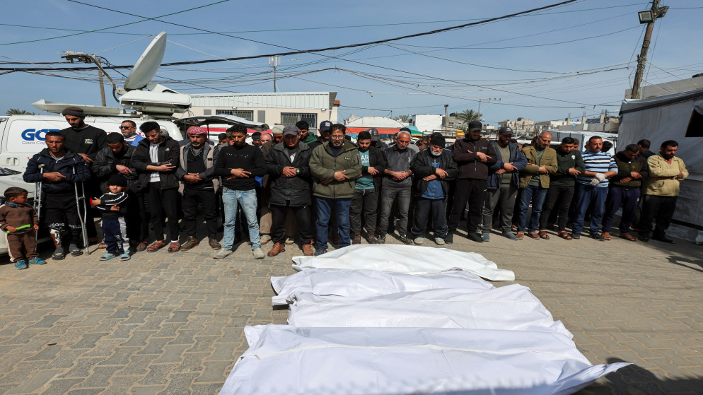 مصلون فلسطينيون يشيعون جثامين شهداء جراء قصف قوات الاحتلال الإسرائيلي في دير البلح وسط قطاع غزة. 25 مارس/آذار 2025. (رويترز)