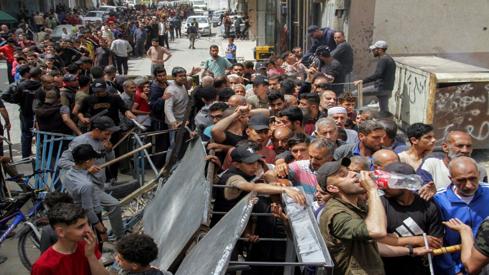 فلسطينيون يصطفون لشراء الخبز في مدينة غزة، 18 نيسان/ أبريل 2024. (رويترز)