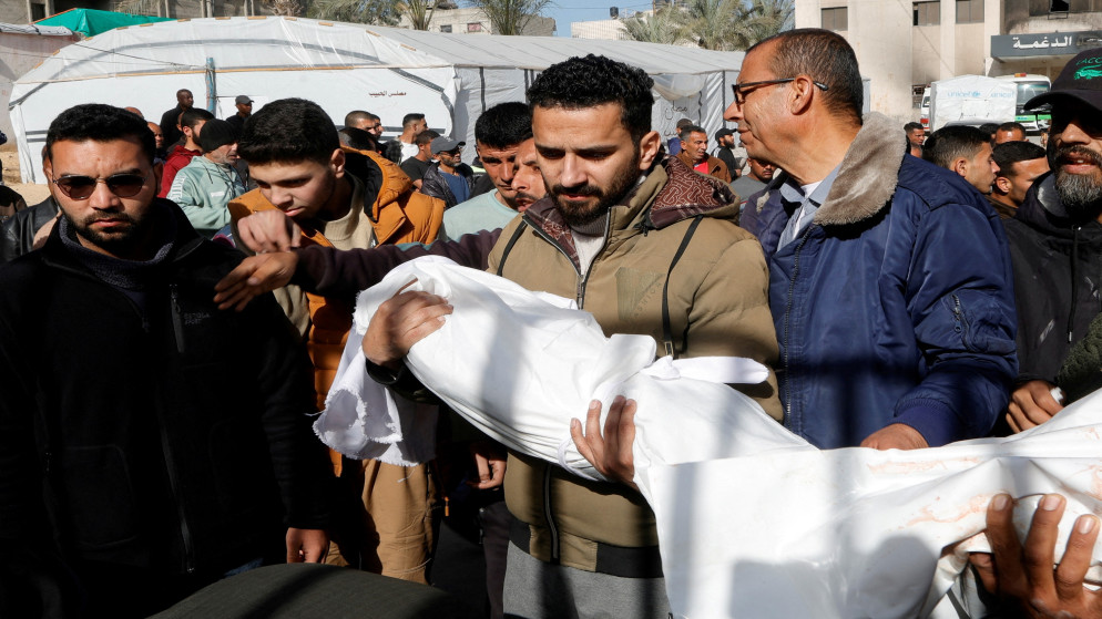 فلسطينيون يحملون جثمان شهيد في مستشفى ناصر في خان يونس جنوبي قطاع غزة. 31 مارس 2025. (رويترز)