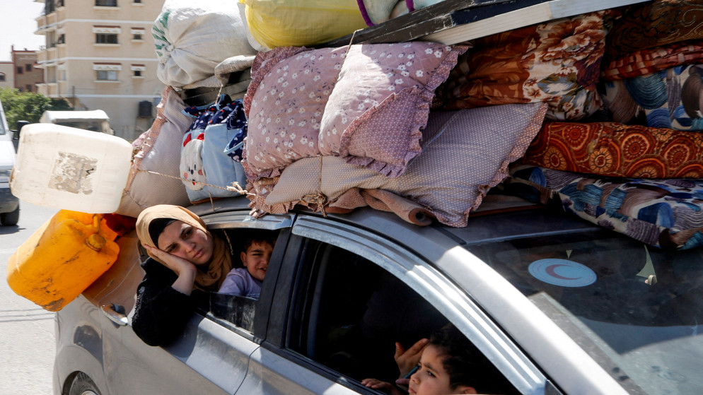 فلسطينيون ينزحون قسرا في مدينة رفح الجنوبية، عقب أمر إخلاء إسرائيلي، في خان يونس جنوبي قطاع غزة، 31 آذار 2025. (رويترز)