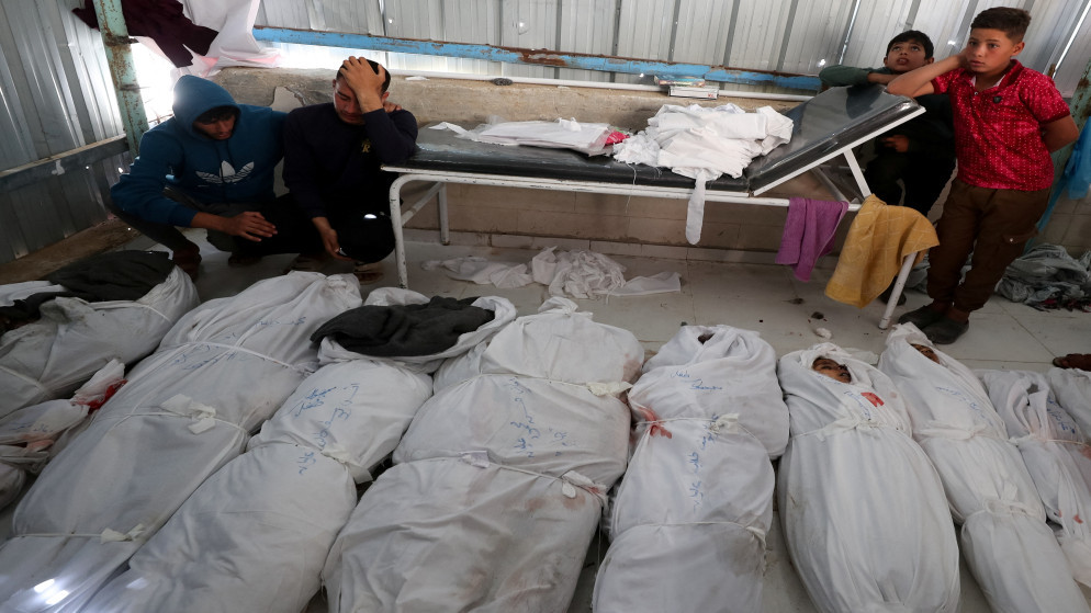 فلسطينيون بجانب جثامين شهداء في المستشفى الإندونيسي في بيت لاهيا، شمالي قطاع غزة، 2 نيسان 2025. (رويترز)