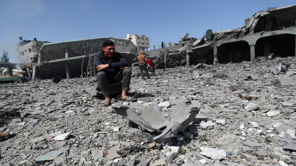 فلسطينيون يتفقدون الأضرار التي لحقت بمدرسة دار الأرقم في مدينة غزة جراء قصف لقوات الاحتلال الإسرائيلي. 4 أبريل/نيسان 2025. (رويترز)