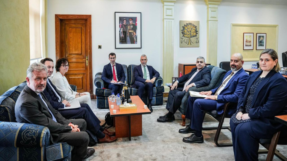 الأمين العام لوزارة الخارجية وشؤون المغتربين السفير ماجد القطارنة يلتقي مدير إدارة الشرق الأوسط وشمال إفريقيا والخليج بالمفوضية الأوروبية السفير ستيفانو سانينو. 7 نيسان 2025. (وزارة الخارجية)