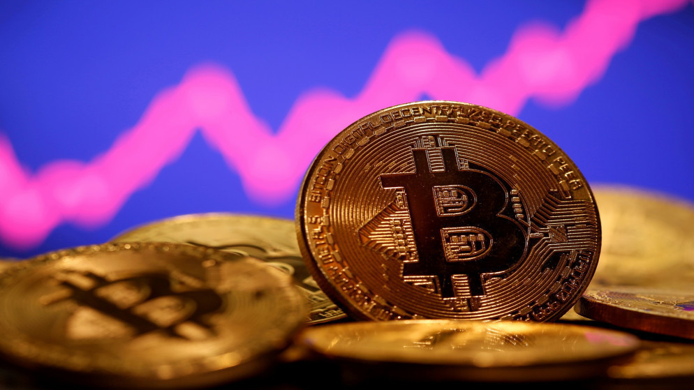 صورة توضيحية لعملة بتكوين الرقمية. (رويترز)