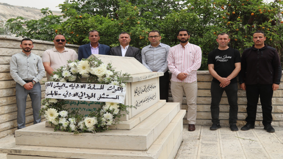 وفد من المستشفى الميداني الأردني نابلس/6، خلال زيارة مقبرة شهداء الجيش الأردني الذين استشهدوا دفاعاً عن ثرى فلسطين خلال معركة وادي التفاح بمدينة نابلس عام 1967. (القوات المسلحة)