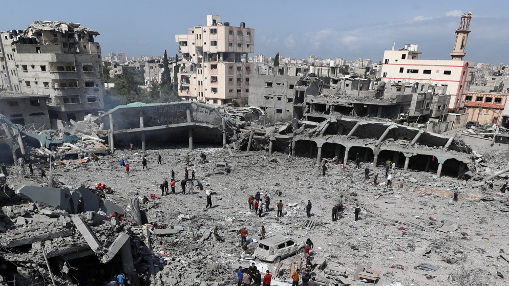 فلسطينيون يتفقدون الأضرار التي لحقت بمدرسة دار الأرقم في مدينة غزة بعد قصفها من قبل قوات الاحتلال الإسرائيلي. 4 نيسان/ أبريل 2025. (رويترز)