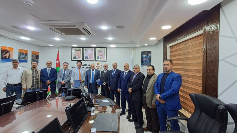 عقد عمل جماعي لتحسين المزايا الوظيفية للعاملين في مصفاة البترول.(وزارة العمل)