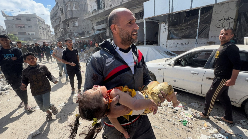 فلسطيني يحمل طفلة مصابة إثر غارة إسرائيلية على منزل في الشجاعية، في مدينة غزة، 10 أبريل2025. (رويترز)