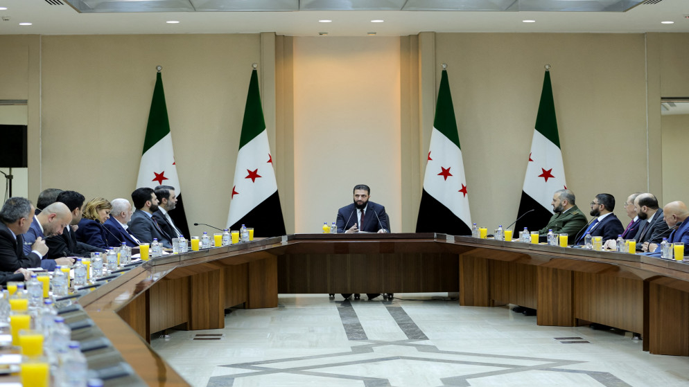 الرئيس السوري أحمد الشرع وهو يترأس أول اجتماع لوزراء الحكومة الجدد في دمشق، 7 نيسان 2025. (أ ف ب)