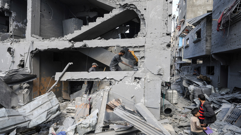 فلسطينيون يبحثون عن شهداء تحت الأنقاض في موقع غارة جوية إسرائيلية أصابت منزلاً في الشجاعية. قطاع غزة. 10 أبريل/نيسان 2025. (رويترز)