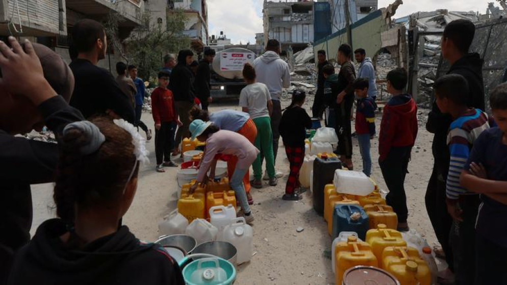 فلسطينيون ينتظرون دورهم للحصول على المياه. (الأمم المتحدة)