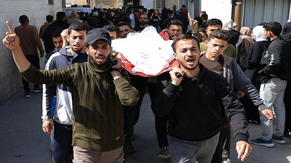نقل مصاب فلسطيني إلى المستشفى المعمداني العربي الأهلي، إثر غارة إسرائيلية، في مدينة غزة، 4 نيسان 2025. (رويترز)