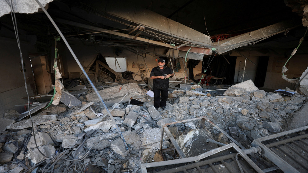 فلسطينيون داخل مستشفى المعمداني العربي الأهلي بعد استهدافه من قبل طيران الاحتلال الإسرائيلي. 13 أبريل 2025. (رويترز)