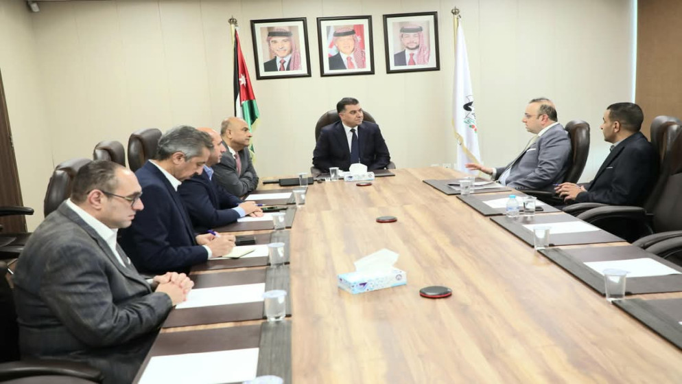 وزير الزراعة خالد الحنيفات خلال اجتماع مع الرئيس التنفيذي لشركة الاستثمارات الحكومية سامي المسنات. (وزارة الزراعة)