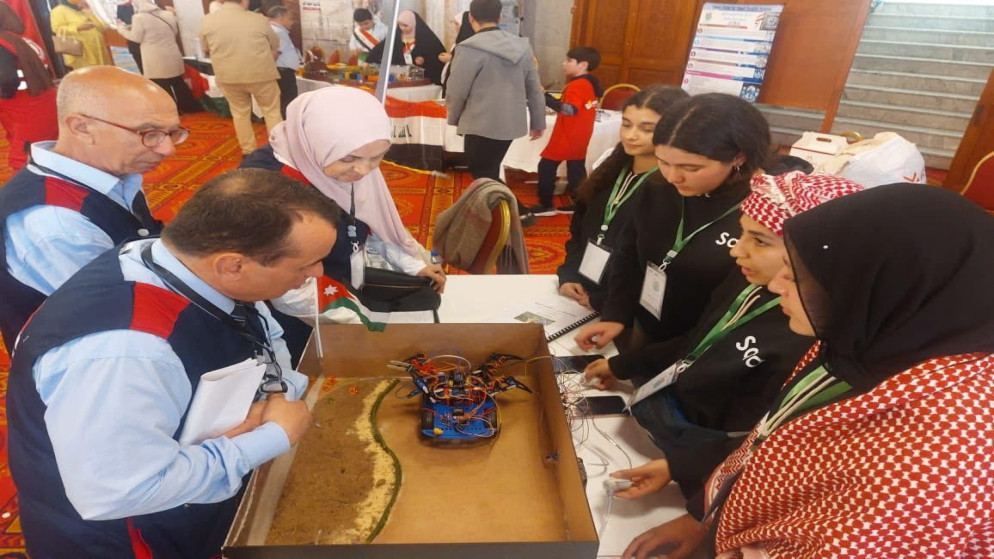 مشاركة المدارس في البطولة العربية الـ16 للروبوت بتونس.(بترا)