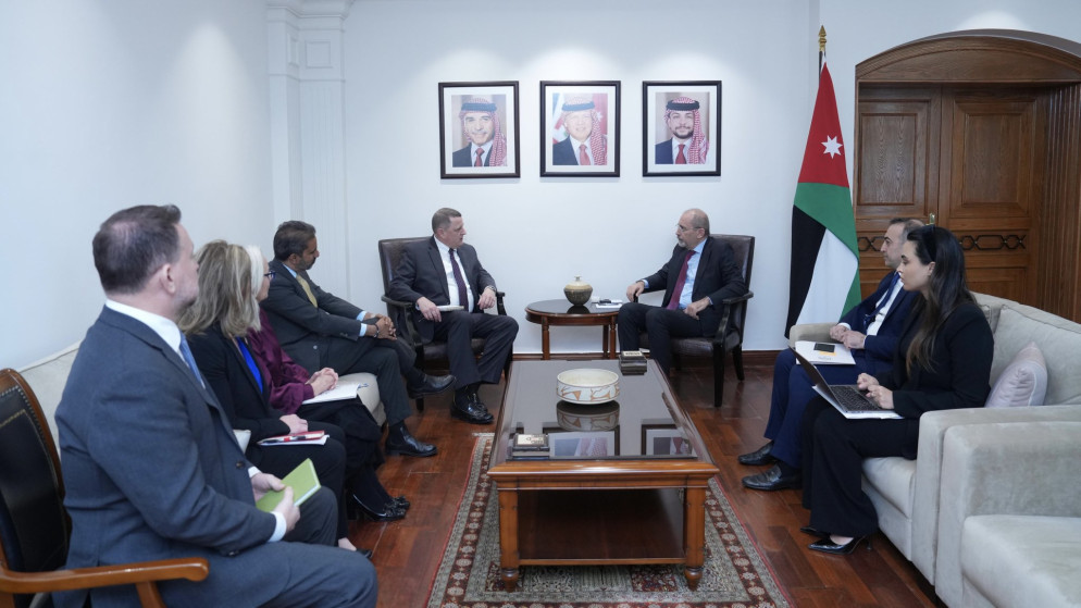 نائب رئيس الوزراء وزير الخارجية وشؤون المغتربين أيمن الصفدي خلال لقائه كبيرَ موظفي اللجنة الفرعية لمخصّصات وزارة الخارجية والعمليات الخارجية في مجلس الشيوخ الأميركي بول غروف