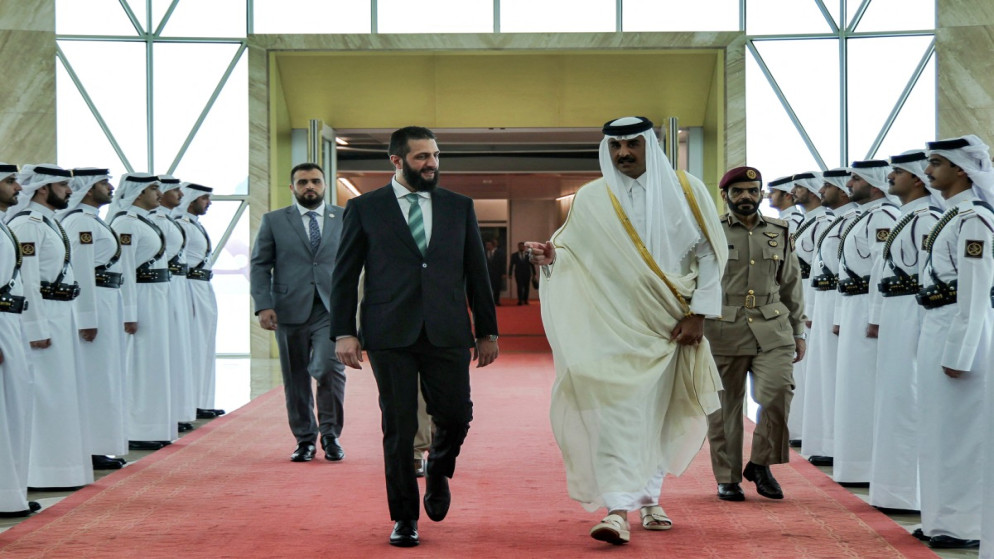 أمير قطر الشيخ تميم بن حمد آل ثاني مستقبلا الرئيس السوري أحمد الشرع