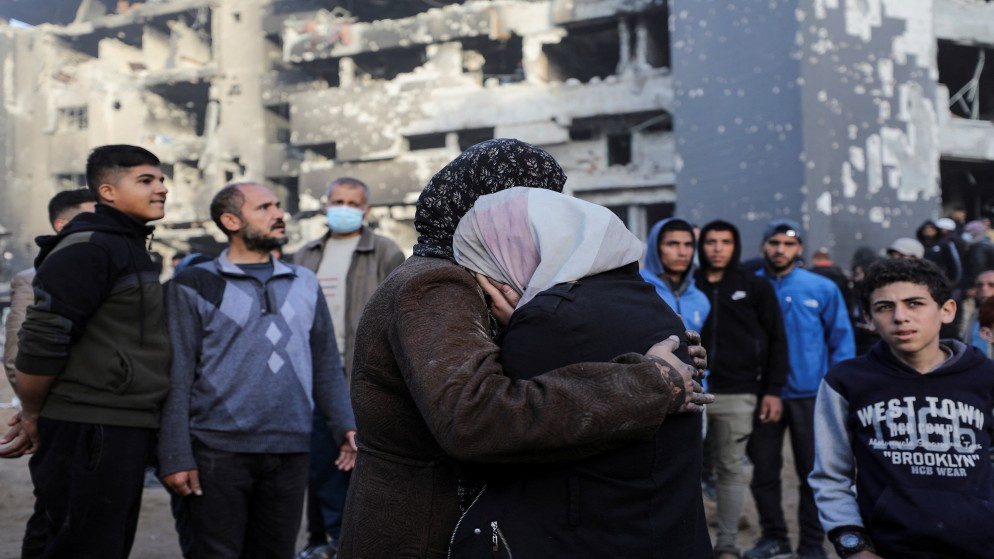 فلسطينيون يتفقدون مجمع الشفاء الطبي بعد انسحاب قوات الاحتلال الإسرائيلي منه. 01/04/2024. (رويترز)