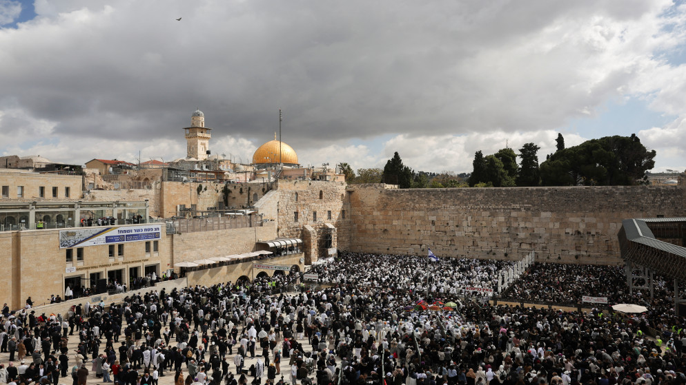 آلاف المستوطنين أثناء وجودهم عند الحائط الغربي، في البلدة القديمة بالقدس، 15 نيسان 2025. (رويترز)