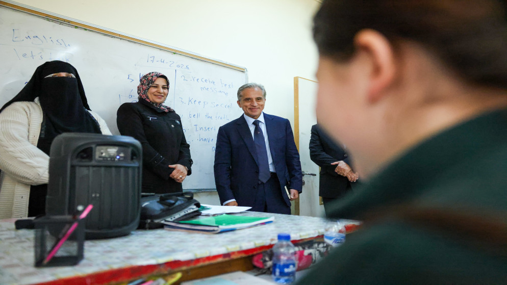 رئيس الوزراء خلال زيارة مدرسة الحارث بن عمير الأساسية في محافظة الطفيلة، 17 نيسان 2025.