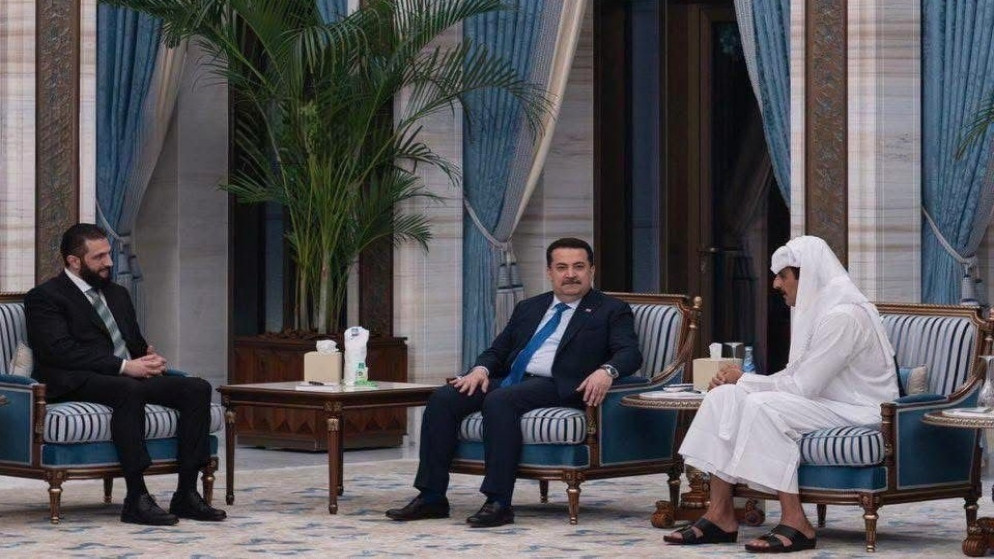 جانب من اللقاء الذي جمع رئيس الوزراء العراقي محمد شياع السوداني للمرة الأولى بالرئيس السوري الانتقالي أحمد الشرع في قطر بحضور الأمير الشيخ تميم بن حمد آل ثاني