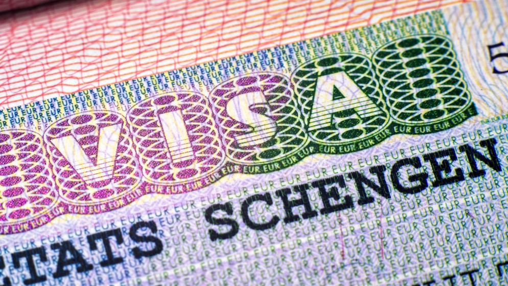 صورة توضيحية لتأشيرة الشنغن الأوروبية على جواز سفر. (istockphoto)