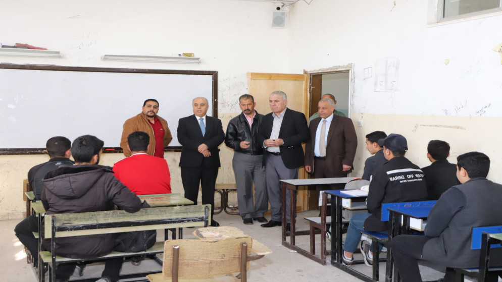 وزير التربية والتعليم، عزمي محافظة خلال تفقده مدارس في محافظة الطفيلة. (وزارة التربية والتعليم)