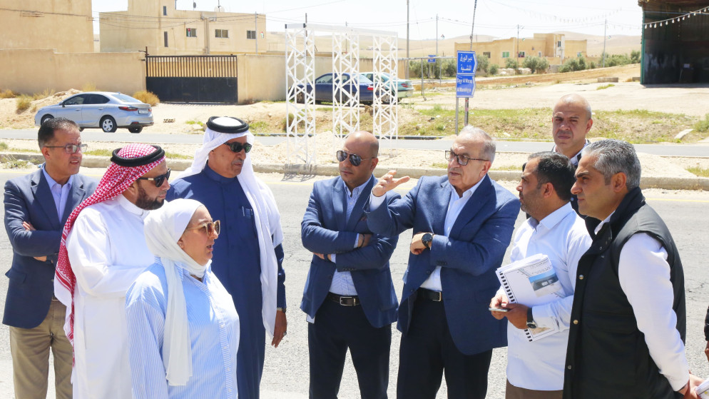 وزير الأشغال العامة والإسكان ماهر أبو السمن يتفقد أعمال مشروع صيانة وتحسين وإعادة تأهيل طريق الزرقاء-المفرق. (وزارة الأشغال)
