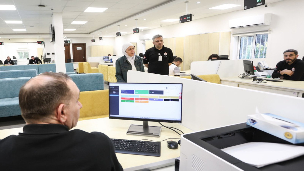 الأمينة العامة لوزارة الاقتصاد الرقمي والريادة، سميرة الزعبي تتفقد سير العمل في مركزي الخدمات الحكومية بمحافظتي جرش وإربد. (وزارة الاقتصاد الرقمي)