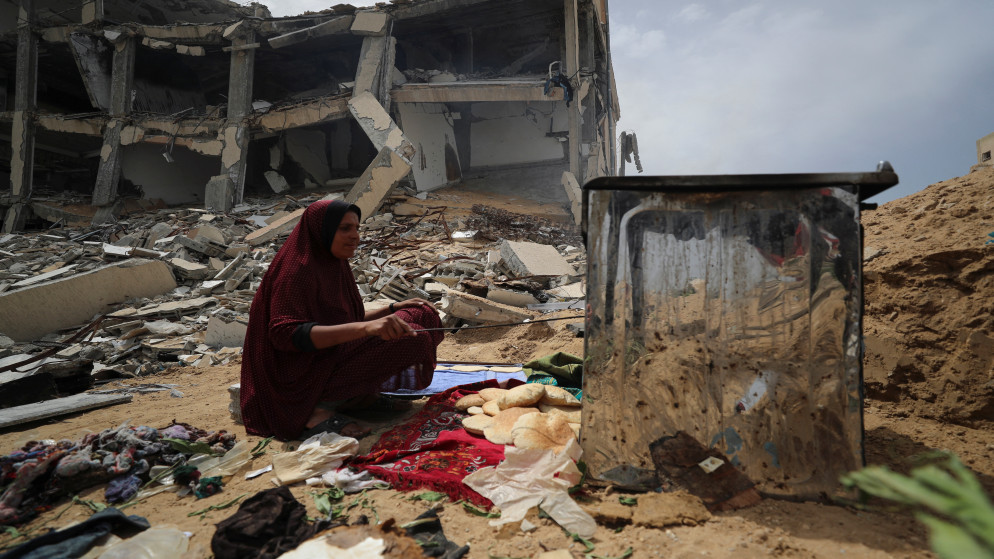 سيدة فلسطينية تخبز الخبز في فرن وسط الدمار بمدينة غزة، 6 نيسان 2025. (رويترز)