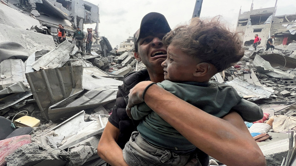 فلسطيني يفجع بإصابة طفل في موقع غارة إسرائيلية على منزل في الشجاعية بمدينة غزة، 9 نيسان 2025. (رويترز)