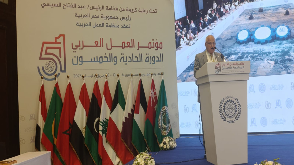 وزير العمل خالد البكار خلال إلقاء كلمته في مؤتمر العمل العربي.