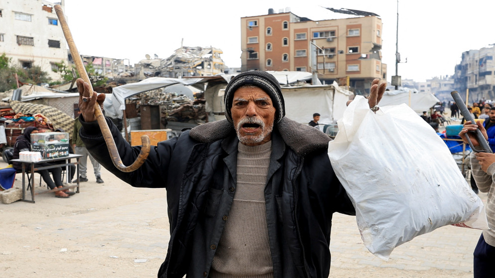فلسطيني نازح من المناطق في الجزء الشرقي من مدينة غزة، بعد أن أصدر الجيش الإسرائيلي أوامر الإخلاء، 11 نيسان 2025. (رويترز)