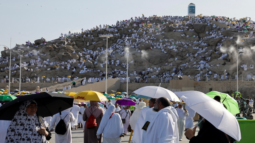 حجاج يجتمعون على جبل الرحمة في صعيد عرفة خارج مدينة مكة المكرمة في السعودية، 8 تموز/يوليو ، 2022. (رويترز)