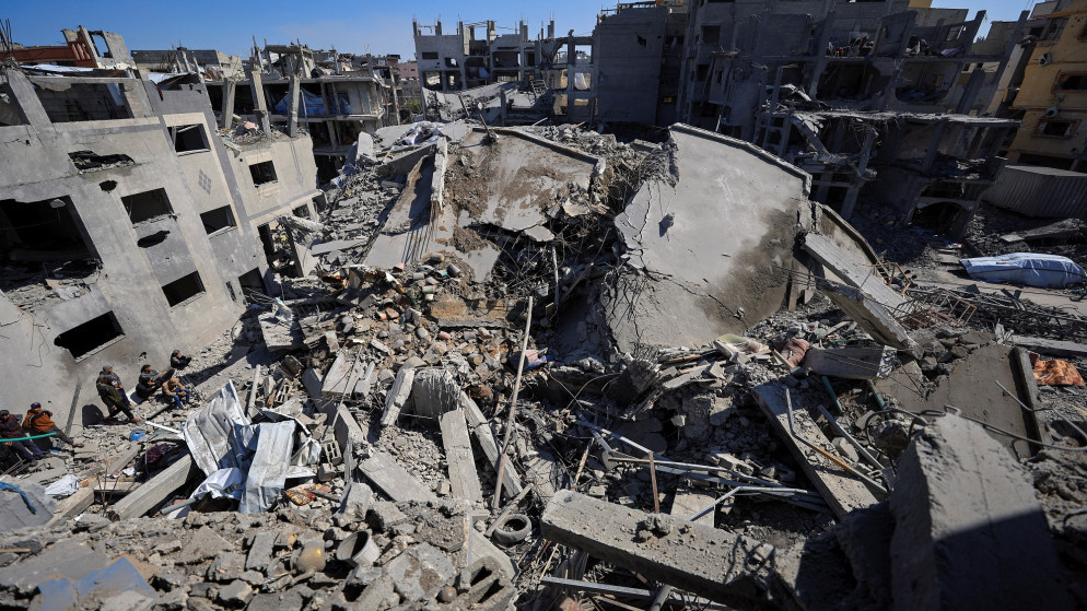 فلسطينيون يتجمعون في موقع غارة إسرائيلية على منزل في مدينة غزة، 24 مارس 2025. (رويترز)