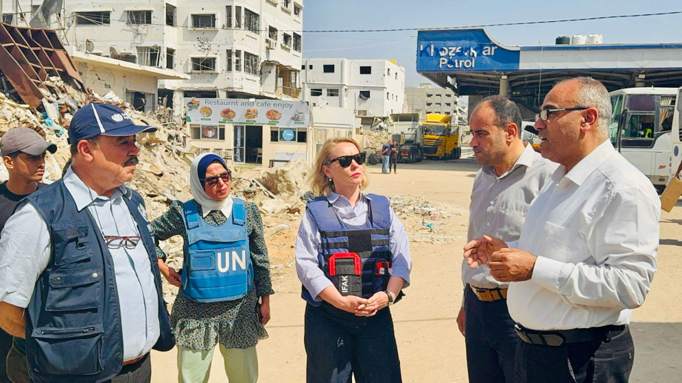 منسقة الشؤون الإنسانية بالإنابة في مكتب الأمم المتحدة لتنسيق الشؤون الإنسانية (OCHA)، سوزانا تكاليك خلال زيارتها لمجمع الشفاء الطبي.(وزارة الصحة في قطاع غزة)