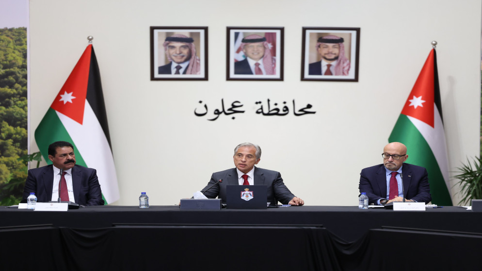 رئيس الوزراء جعفر حسان خلال ترؤسه جلسة مجلس الوزراء في عجلون.