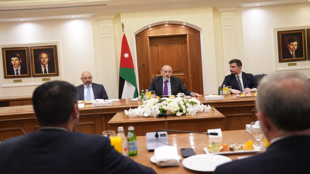 نائب رئيس الوزراء وزير الخارجية وشؤون المغتربين أيمن الصفدي يلتقي بوفد من مجلس الشيوخ الفرنسي. 22 أبريل/نيسان 2025. (وزارة الخارجية)