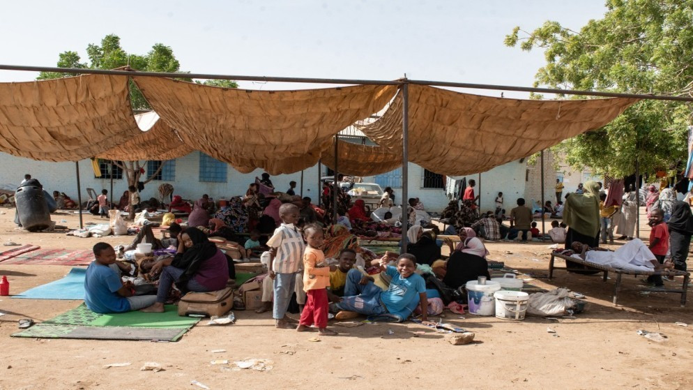 عائلات نزحت من سنجة جنوب شرقي السودان وتستقر في مخيم مؤقت للنازحين في كسلا شرقي السودان. 6 تموز 2024. (أ ف ب)