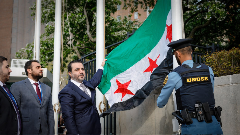 وزير الخارجية السوري أسعد الشيباني يشارك في رفع العلم السوري أمام مبنى الأمم المتحدة في نيويورك. 25 أبريل/نيسان 2025.