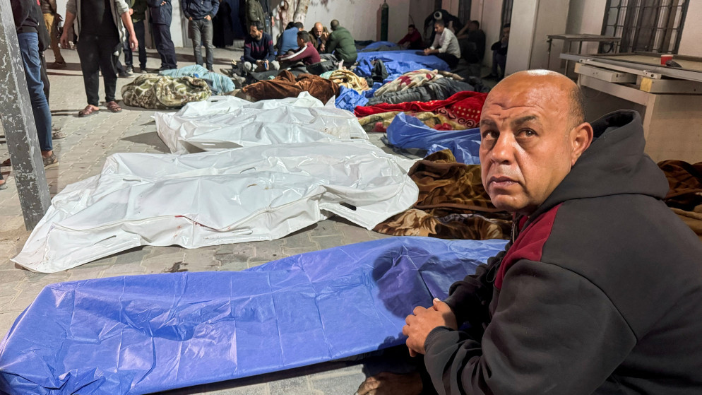 جثث فلسطينيين استشهدوا جراء غارات إسرائيلية في مستشفى بغزة، 18 آذار 2025. (رويترز)