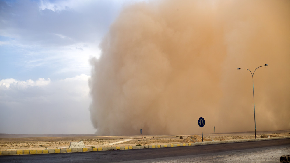 عاصفة رملية على طريق عمّان-البترا. (istockphoto)