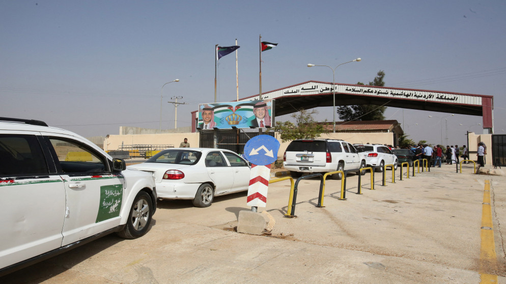 صورة أرشيفية لمركبات في معبر جابر الحدودي بين الأردن وسوريا. (أ ف ب)