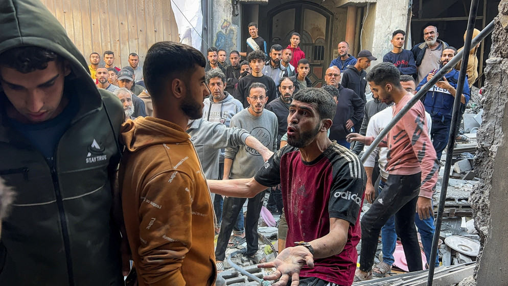 فلسطينيون في أعقاب غارة إسرائيلية على منزل في الشجاعية، 10 نيسان 2025. (رويترز)
