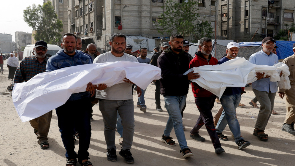 فلسطينيون يشيعون جثمان شهداء في خان يونس جنوب قطاع غزة، 30 نيسان 2025. (رويترز)