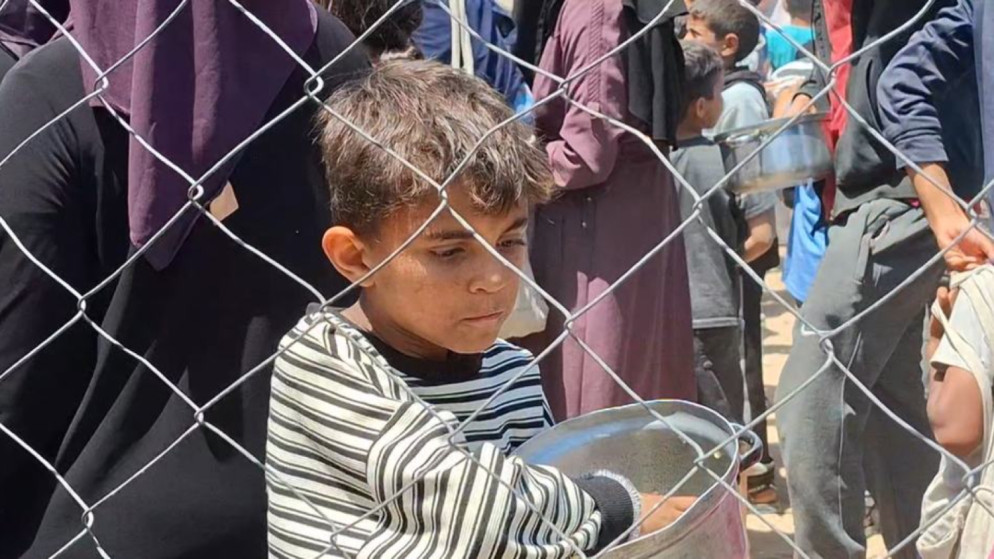 طفل بعد تلقيه وجبة عذائية من مطبخ خيري في وسط غزة. (الأمم المتحدة)