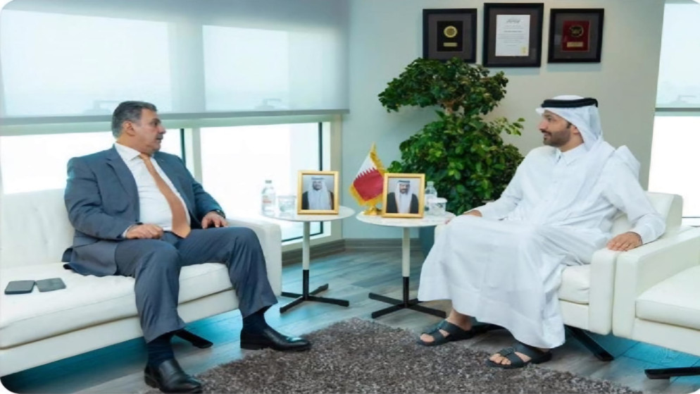 رئيس مجلس مفوضي هيئة تنظيم قطاع الاتصالات بسام السرحان (يسار) يلتقي رئيس هيئة تنظيم الاتصالات القطرية أحمد المسلماني (يمين).