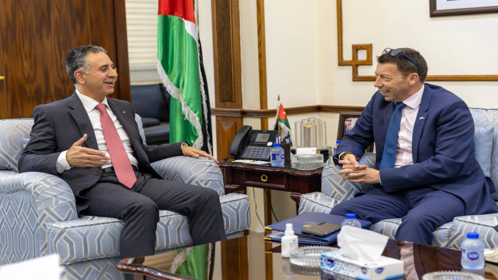وزير الصناعة والتجارة والتموين، يعرب القضاة (يسار) يلتقي المبعوث التجاري البريطاني لدى الأردن والكويت وفلسطين اللورد إيان ماكنيكول.
